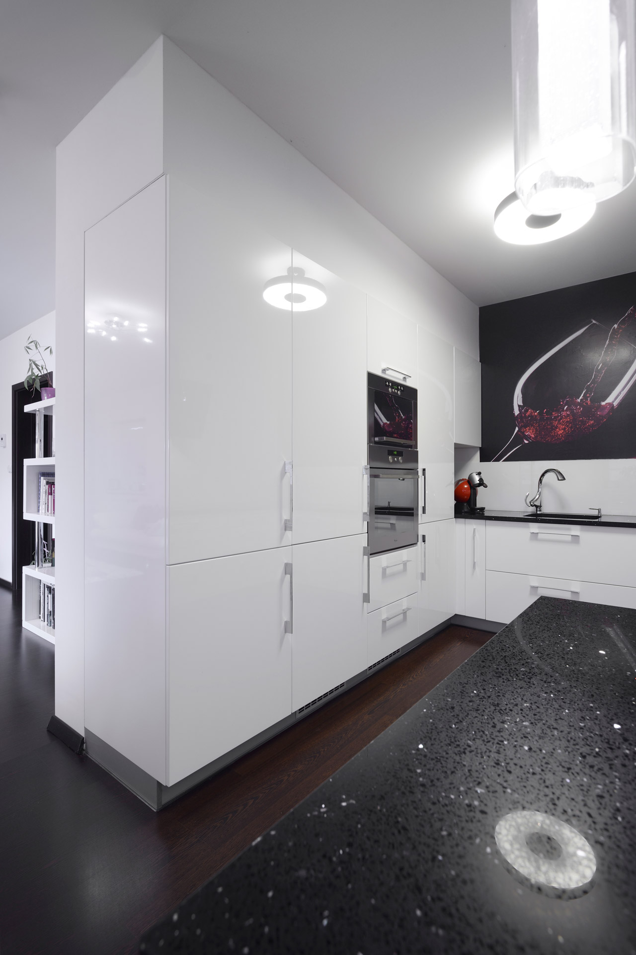 Hanák nábytek Ukázka realizace kuchyně Bílý lak Single byt